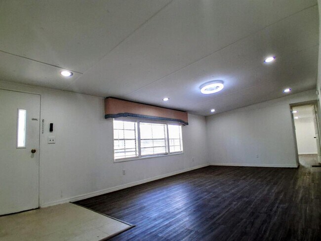 Foto del edificio - 15215 Vine St