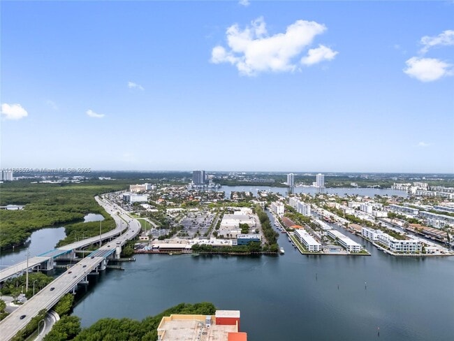 Foto del edificio - 16909 N Bay Rd