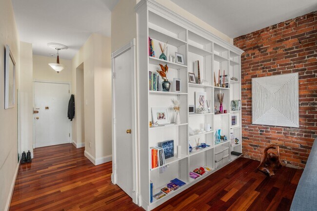 Building Photo - 482 Beacon St