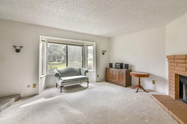Building Photo - 4757 N Woodrow Ave