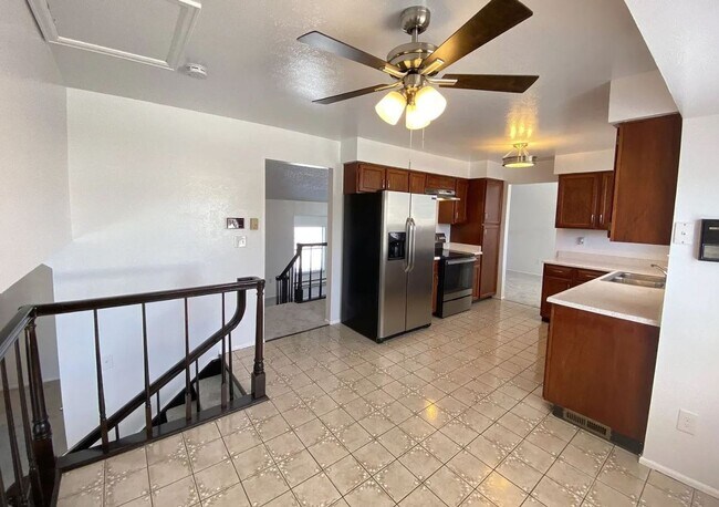 Foto del edificio - Spacious 4 Bed/ 2.5 Bath Home with Finishe...