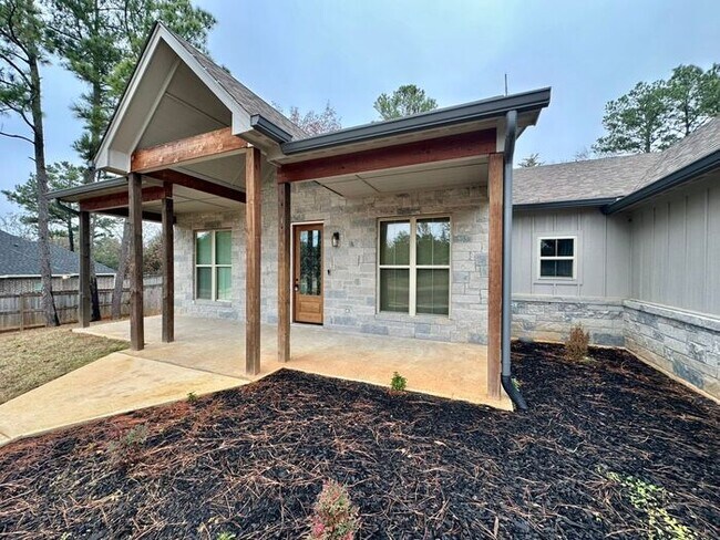 Building Photo - Stunning 3/2/2 on the Outskirts of Lindale!