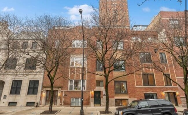 Building Photo - 857 N La Salle Dr