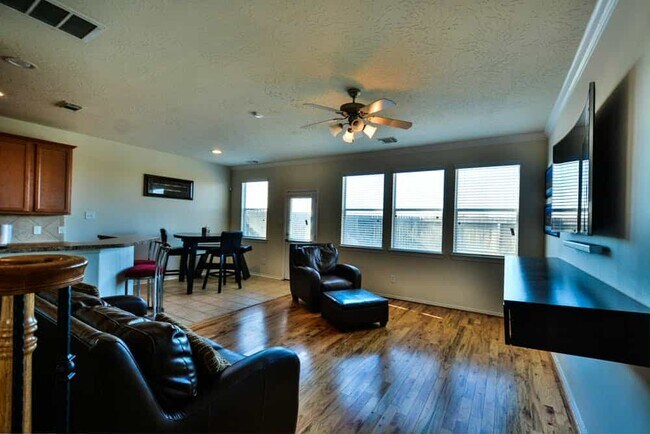 Foto del edificio - 3205 Victorian Manor Ln