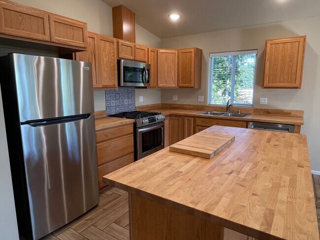 Foto del edificio - Newer Double Bluff Home In The Woods!