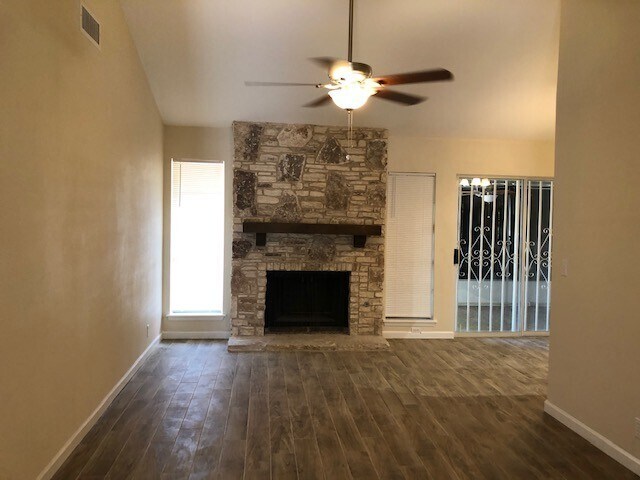 Building Photo - Beautiful 3 bed 2 bath home located in Her...