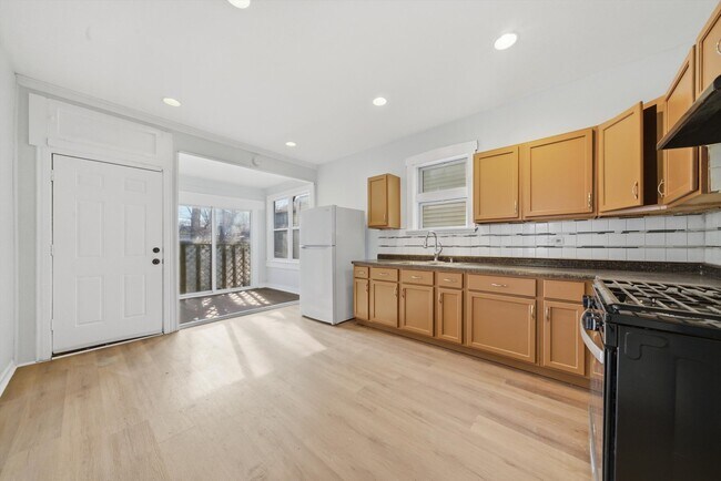 Foto del edificio - 3311 N Kostner Ave