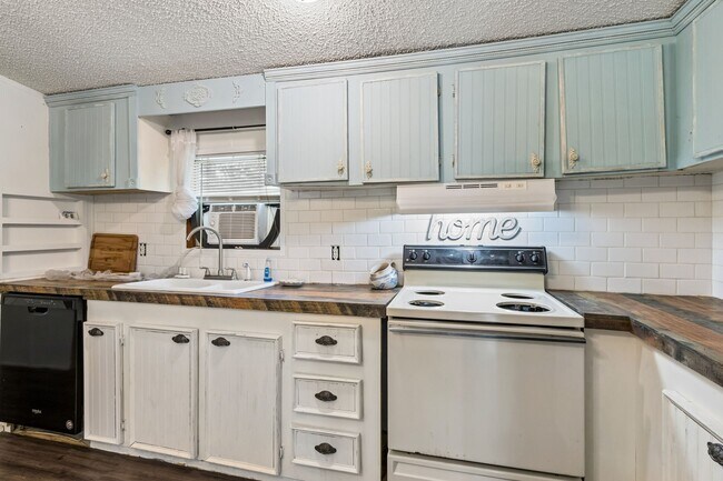 Building Photo - 2979 Suni Pines Dr