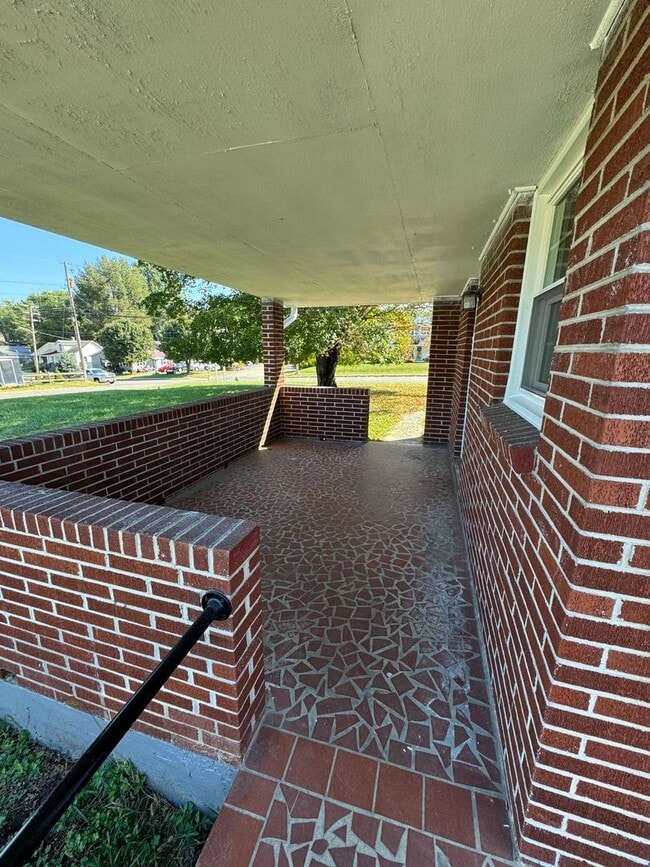 Building Photo - Updated Home with Parking in Radford