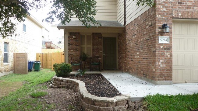 Building Photo - 5924 Silver Screen Dr