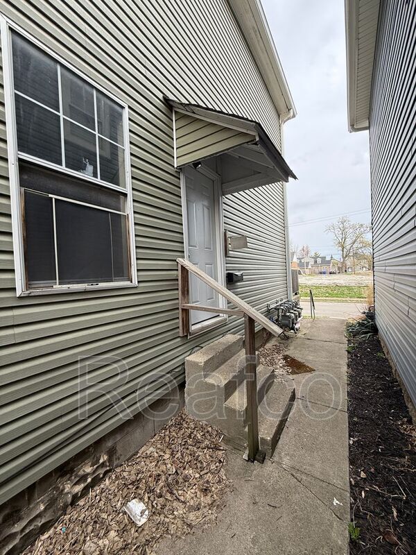 Building Photo - 349 1/2 E Welch Ave