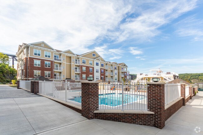 Foto del edificio - One Dutchess Luxury Waterfront 1, 2, & 3 Bedroom Apartments homes