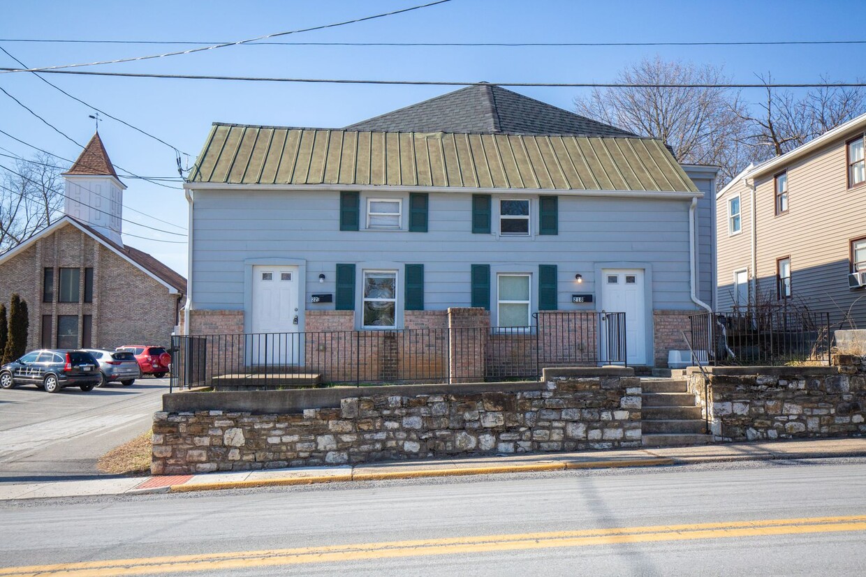 Primary Photo - 3 bedroom, 1 full/1 half bath, Duplex in C...