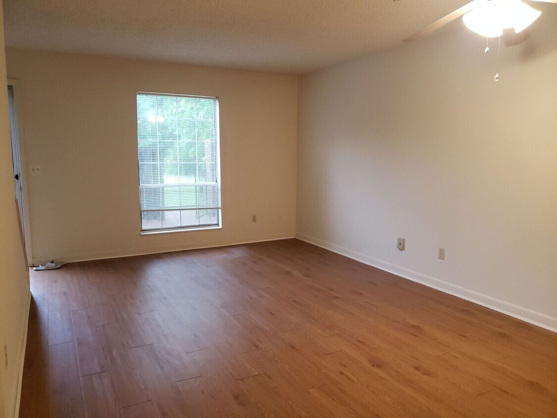 Foto principal - 1 Bedroom, 1.5 Bath Townhouse