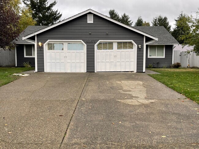 1 car garage on each side - 4954 Wilshire Ct SE