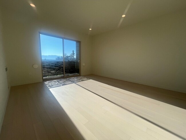 Building Photo - Brand New Three Bedroom Townhouse