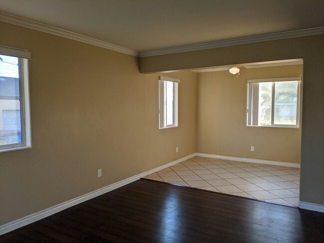 Building Photo - 1616 W 39th Pl