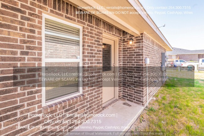 Building Photo - 3 Bedroom 2 Bath Available SOON!