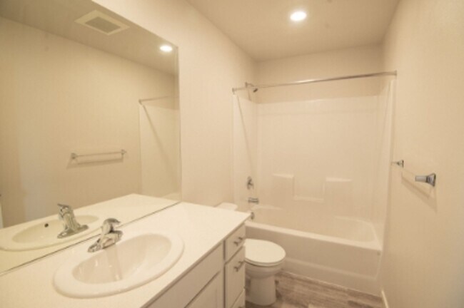 Foto del edificio - Beautiful newer construction 4 bed, 2.5 ba...