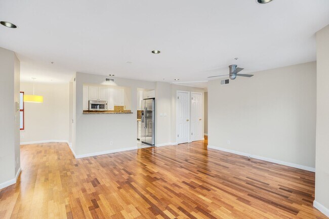 Building Photo - 3BR/2BA Condo w/ In-unit Laundry AND Parki...