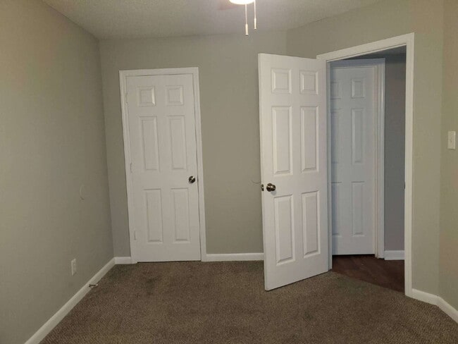 Building Photo - 2-Bed Apartment in Decatur's Heart – Your Cozy Retreat Awaits!"