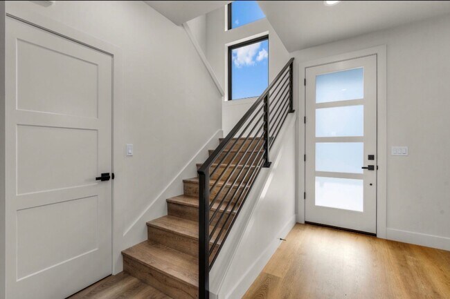 Foto del edificio - Pristine BRAND NEW Modern 2-bd/2-bath Condo in Redmond, OR!