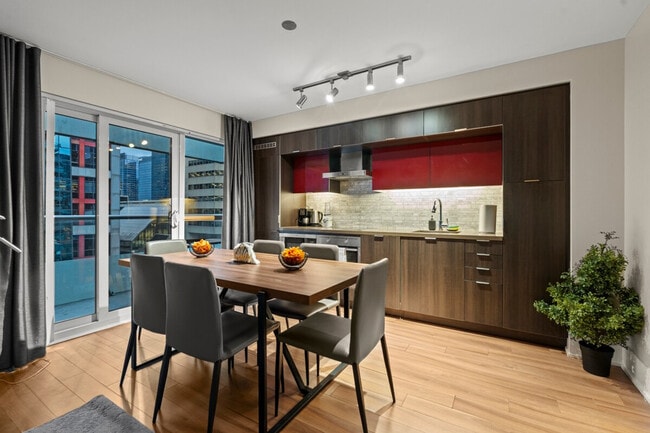 Building Photo - 299 Front St W