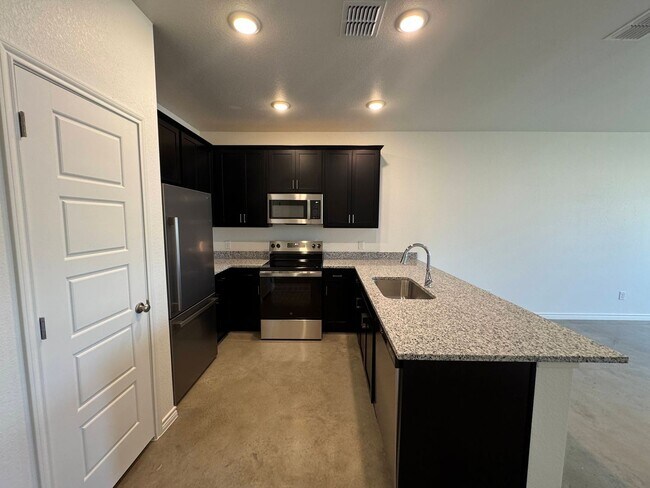 Building Photo - 636 Pacific Crest Trl