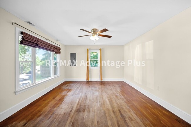 Building Photo - 1508 Noblin Dr