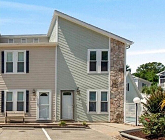 Building Photo - 807 Hillside Dr S