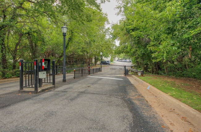 Foto del edificio - 813 Red Bird Ln