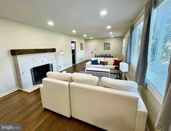 Foto del edificio - 5901 Middleton Ln