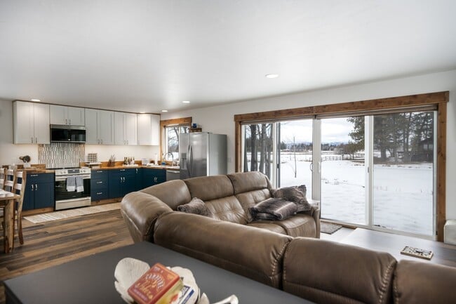 Building Photo - Avail Sept 14th thru May 31st.  Fully furnished w/ internet & utilities included