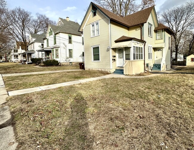 Building Photo - 408 S Gardiner Ave