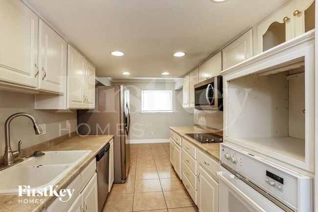 Building Photo - 3923 Treeline Dr