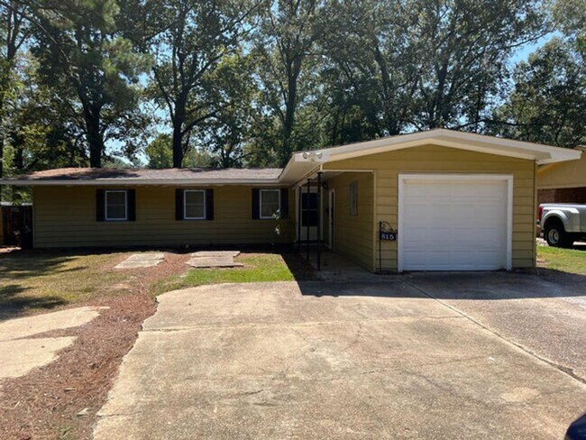 Foto del edificio - Charming 3-Bedroom Home with Garage in Jackson, MS