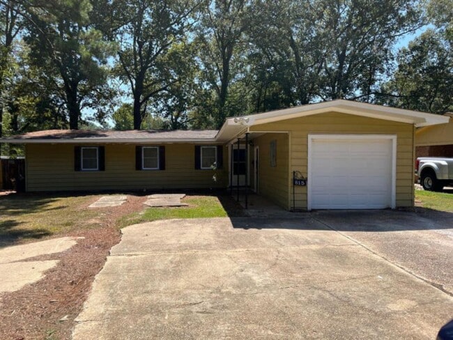 Photo - Charming 3-Bedroom Home with Garage in Jackson, MS