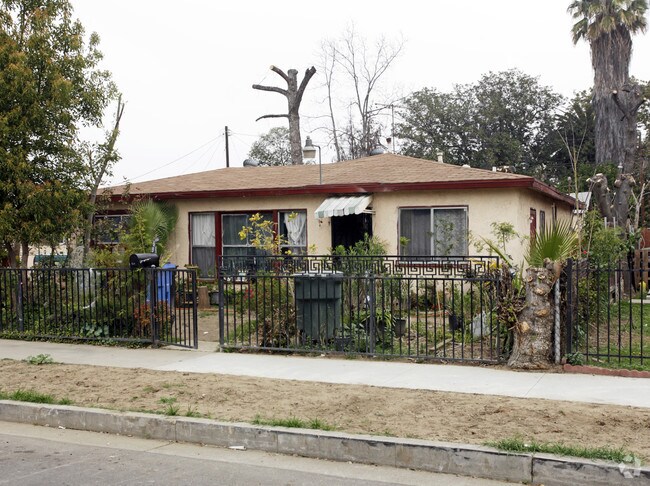 Foto del edificio - 869-875 W 8th St