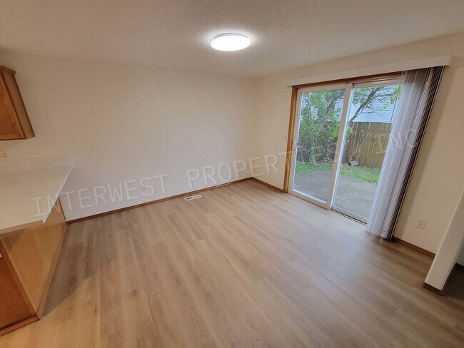 Foto del edificio - *1ST MONTH'S RENT FREE PROMO* SE Portland Home on A Cul-De-Sac with Garage, Yard, Fireplace and M...