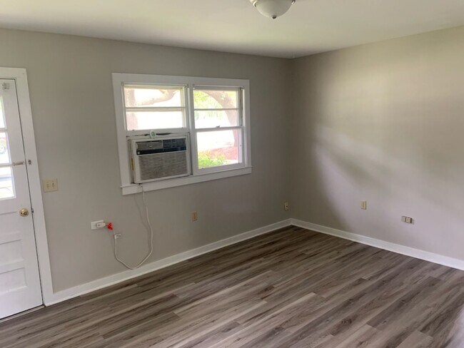Building Photo - 2BD, 1 BA Apartment for Rent