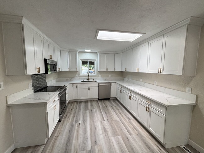 Building Photo - "Completely remodeled 4-Bed, 3-Bath Sanctu...