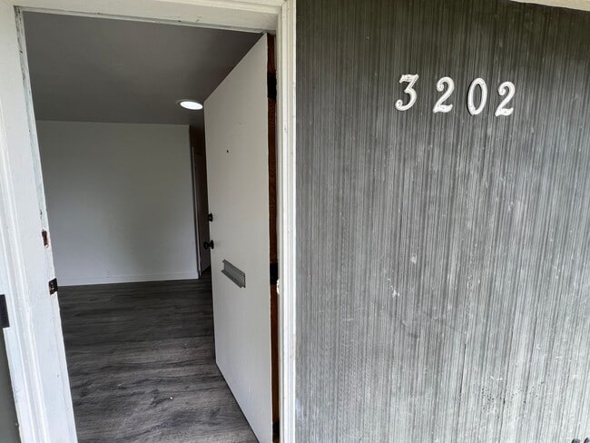 Photo - Bremerton Duplex Apartment