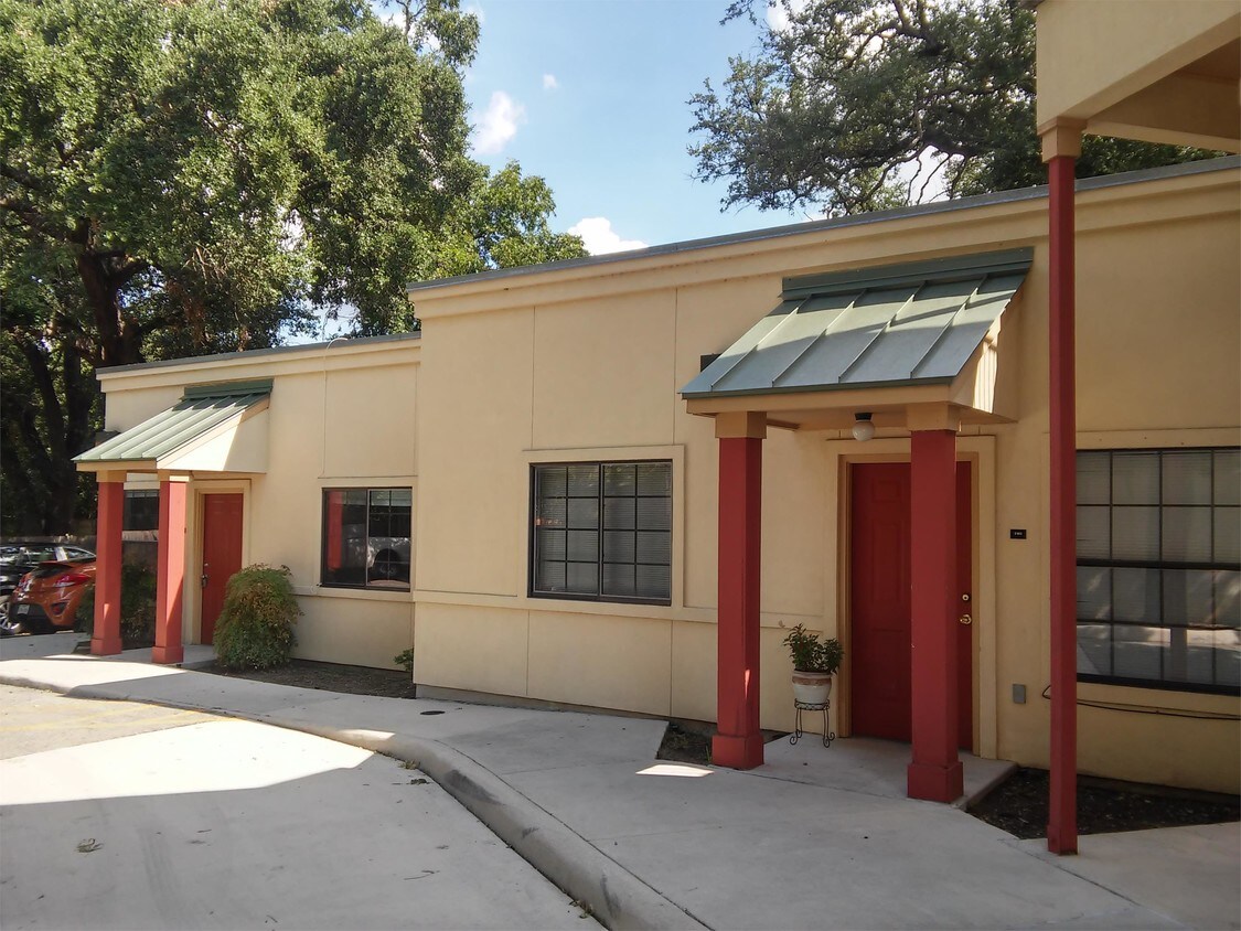 Primary Photo - 3010 N Saint Marys St