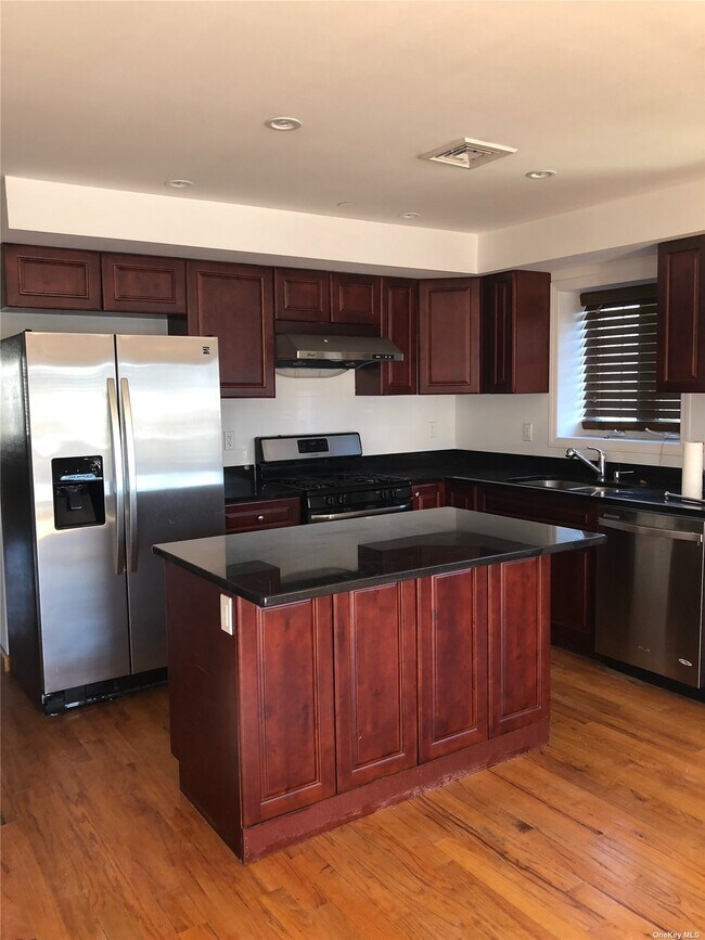 Building Photo - 313-13 Soundview Ln