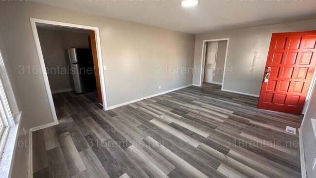 Building Photo - $925 2 bedroom / 1 bathroom - Single Family Home