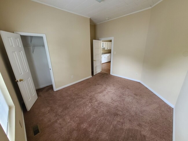 Building Photo - Burlington 4 Bed, 1 Bath - Nice Neighborhood