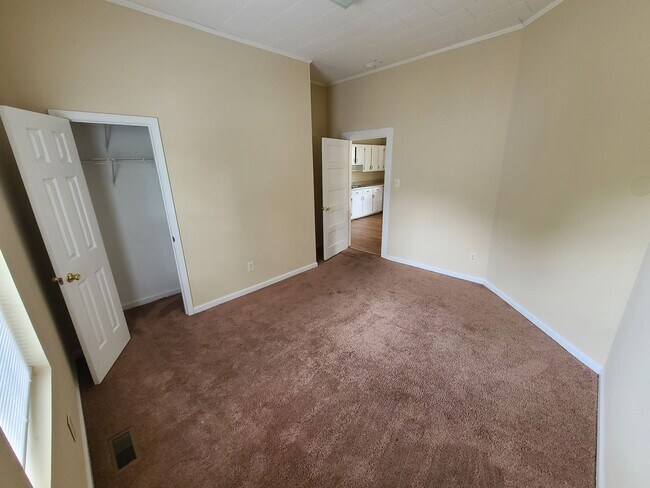 Foto del edificio - Burlington 4 Bed, 1 Bath - Nice Neighborhood