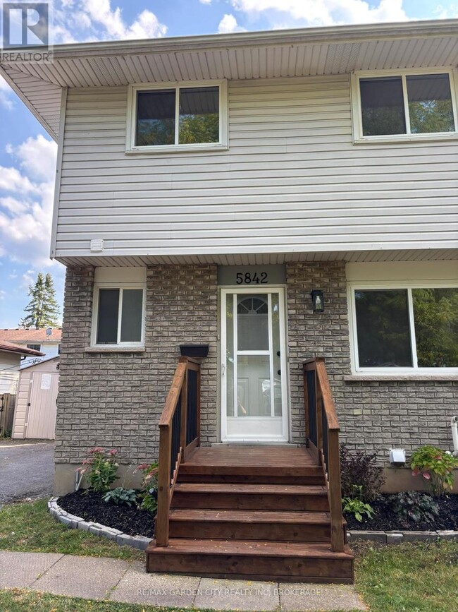 Building Photo - 5842 Frontenac St