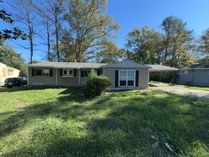 Building Photo - 2732 Woodside Dr