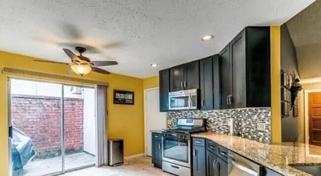 Building Photo - 2025 Sandy Knoll Dr